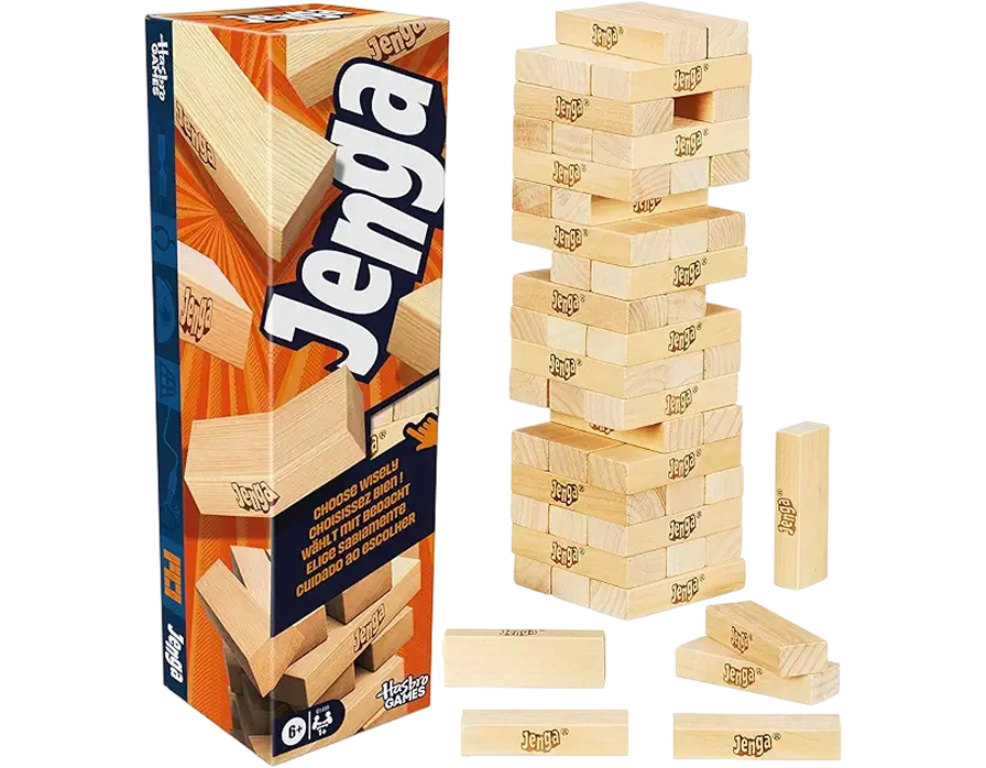 stapelspel met houten blokken in de vorm van een toren, gericht op evenwicht, precisie en zorgvuldige bewegingen